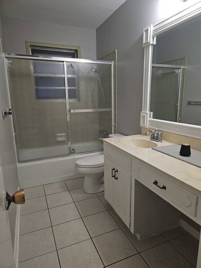 Building Photo - 2110 Venus Dr