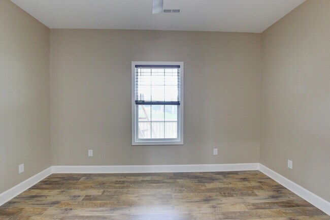 Building Photo - 135 Riverbend Dr