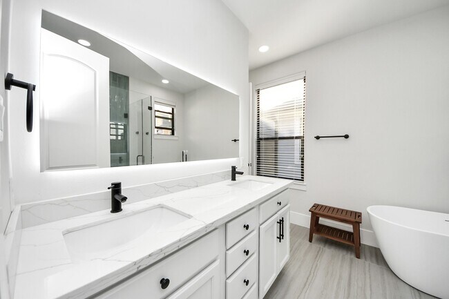 Building Photo - 916 W 20th St