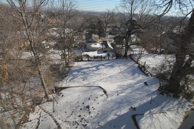 Building Photo - Spacious 3 bedroom 1.5 bathroom home with ...
