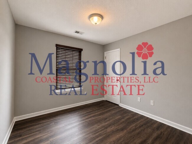 Building Photo - 4 Bedrooms, 2.5 Bathrooms in Live Oak Subdivision