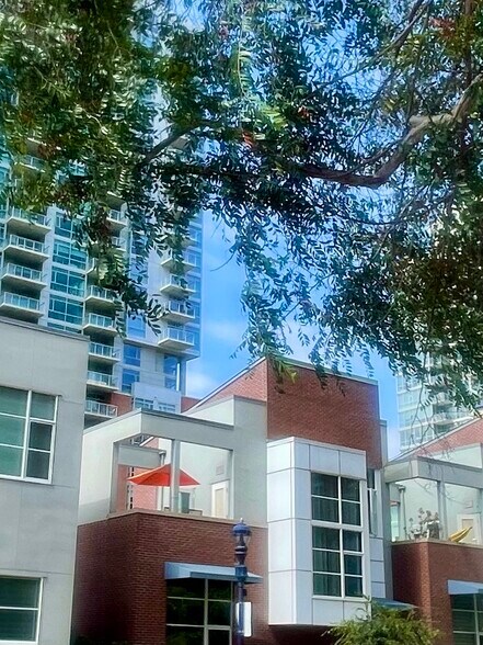 Building Photo - 820 Island Ave
