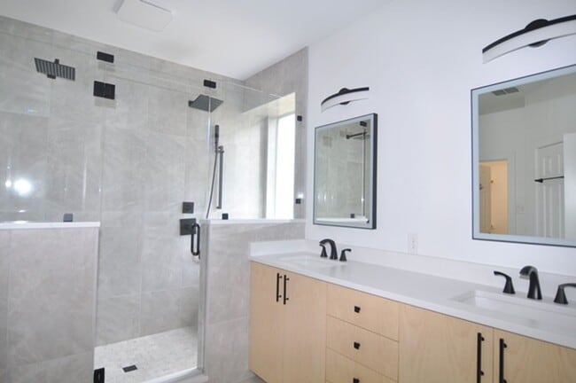 Building Photo - Stunning 4-2.5-2 with sparkling POOL in Gr...