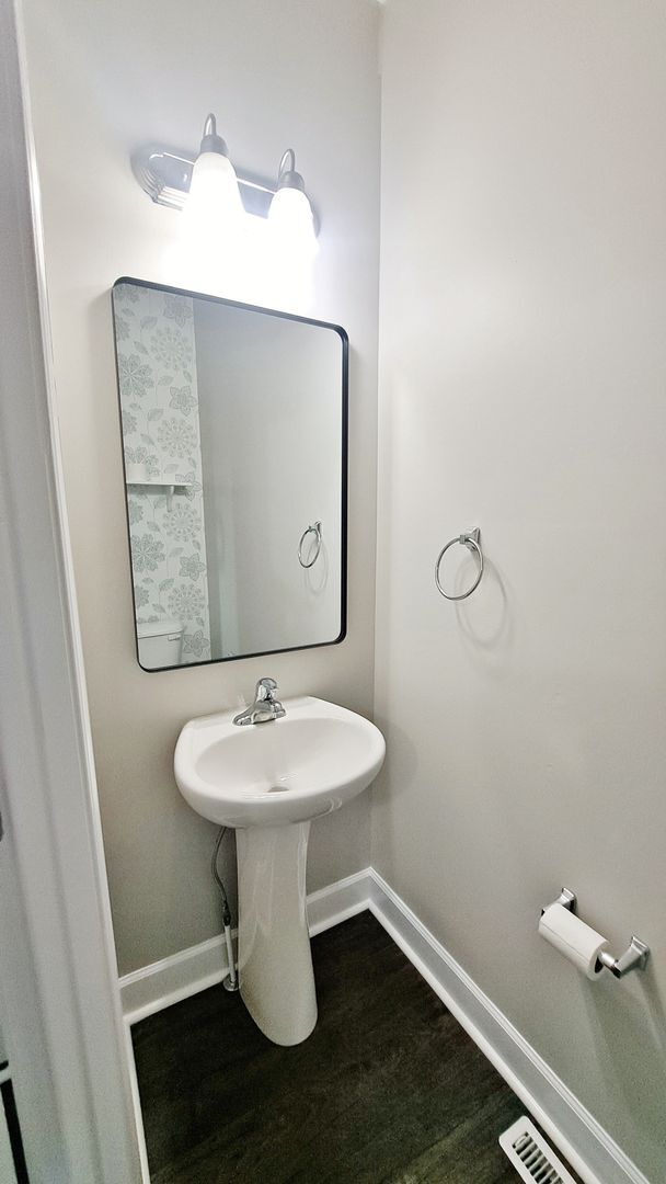 Building Photo - 3 Bed / 3-1/2 Bath Single Family Townhome