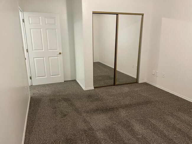 Building Photo - Large 4 Bedroom Home