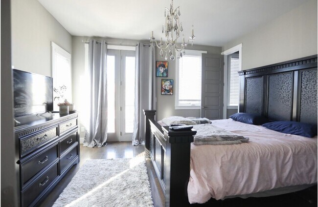 Building Photo - 3 Bed, 3.5 Bath Home w/ 2 Car Garage and Lake Views