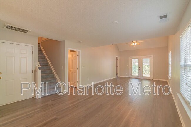 Building Photo - 8289 Christmas Ct