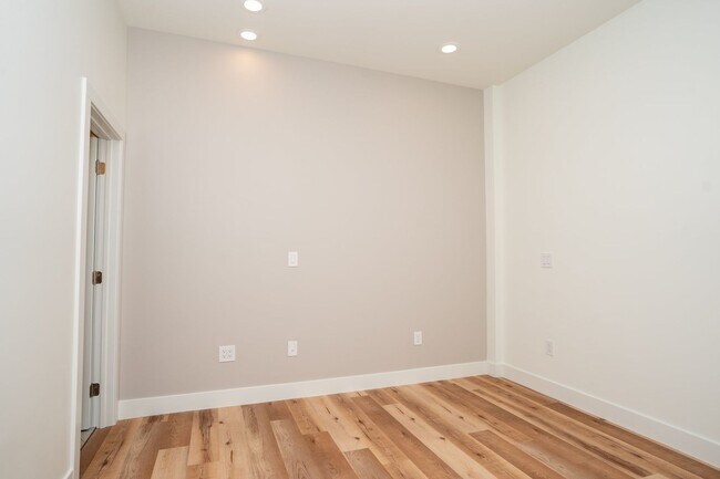 Building Photo - 102 W 6th St