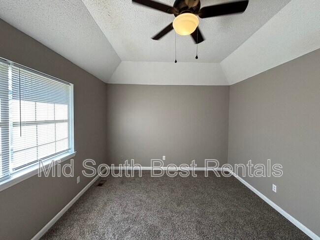 Building Photo - 125 Almond Cove