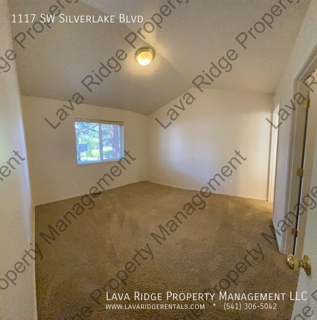 Building Photo - 1117 SW Silver Lake Blvd