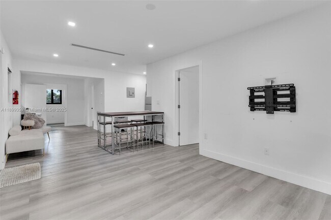 Building Photo - 23175 Naranja Rd