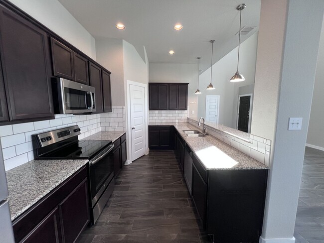 Building Photo - Beautiful Townhouse in New Braunfels!