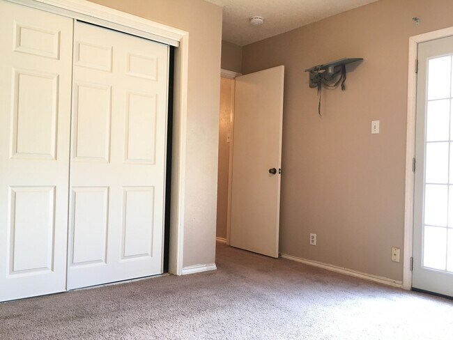 Building Photo - 906 Sirocco Dr