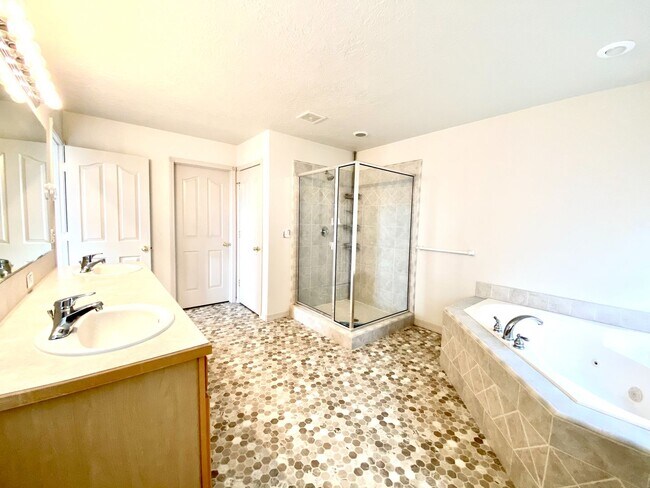 Building Photo - 3 Bed 2 Bath Single Level Home with 3 Car ...