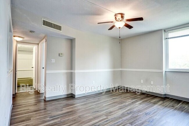 Building Photo - 3323 Forest Ln