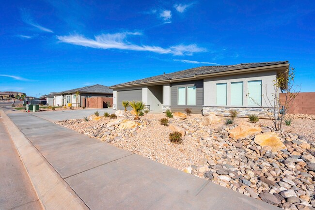 Building Photo - 4 bedroom 2 Bath Home in Desert Edge Cove ...