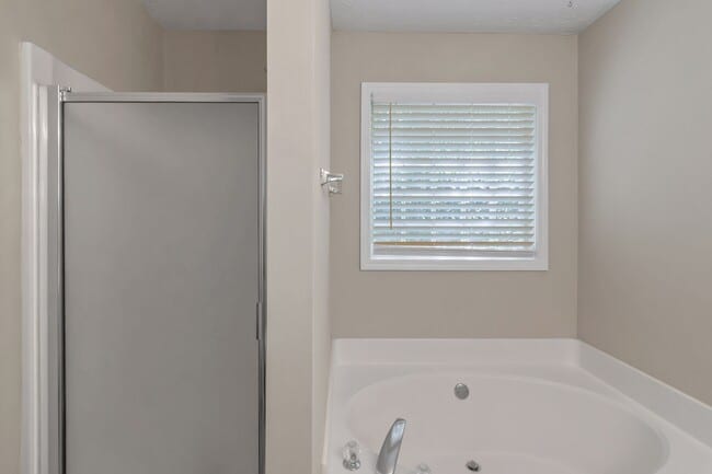Building Photo - BEAUTIFUL 3 BEDROOM / 2 BATH HOME WITH PRIVACY FENCE!