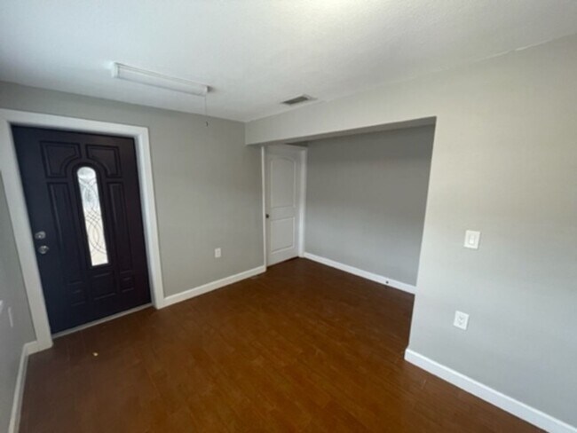 Building Photo - 2 BR/2 BA Beautifully Updated Home in Semi...