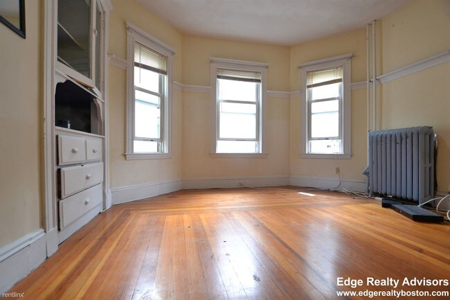 Building Photo - 4 br, 2 bath Apartment - 32 Gardena St # 1X