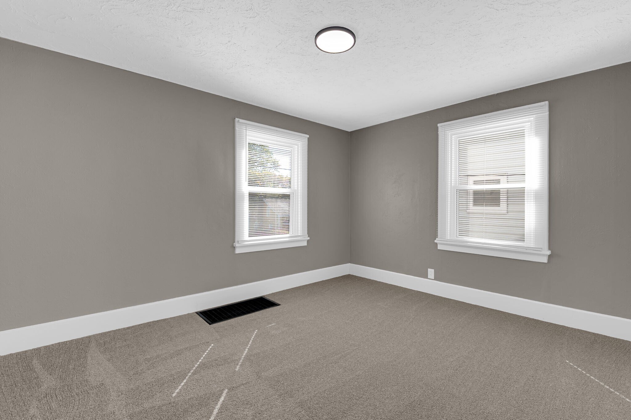 Building Photo - 9919 Clyde Ave