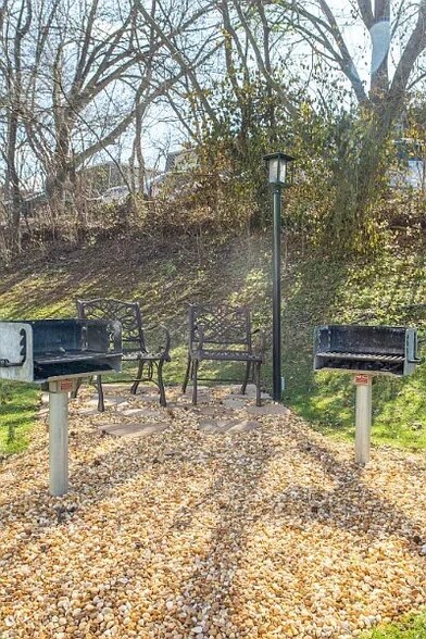 grills by the pool - 226 Hillsboro Pl