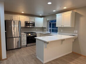 Building Photo - Updated 3 beds/ 2 bath townhome for rent!