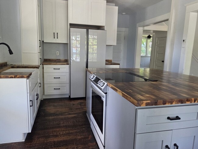 Building Photo - Move in Ready Historic Home in Downtown Cl...