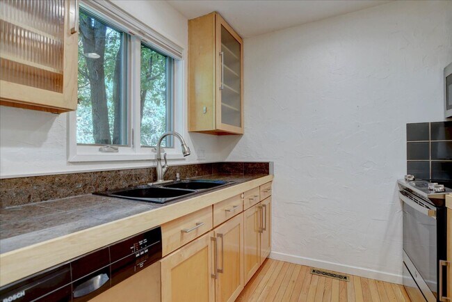 Building Photo - Welcome to Your Boulder Oasis at Hickok Place