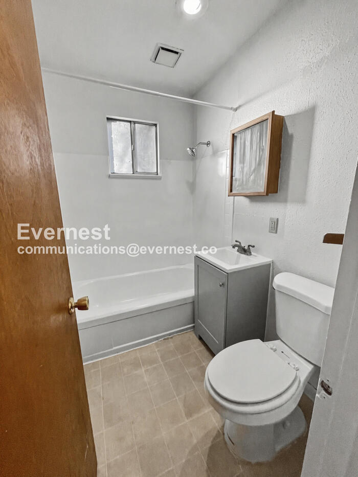 Building Photo - 1305 Burton Ct