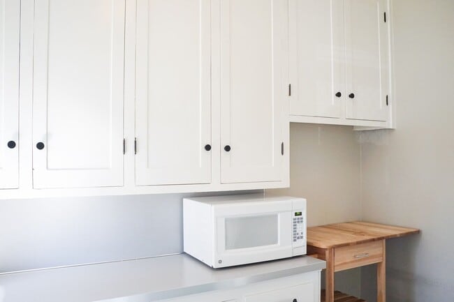 Building Photo - Move In Special! Chic Renovated 1-Bed w/ R...