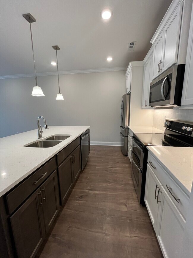 Building Photo - Beautiful 2-Bedroom Townhome with Modern C...