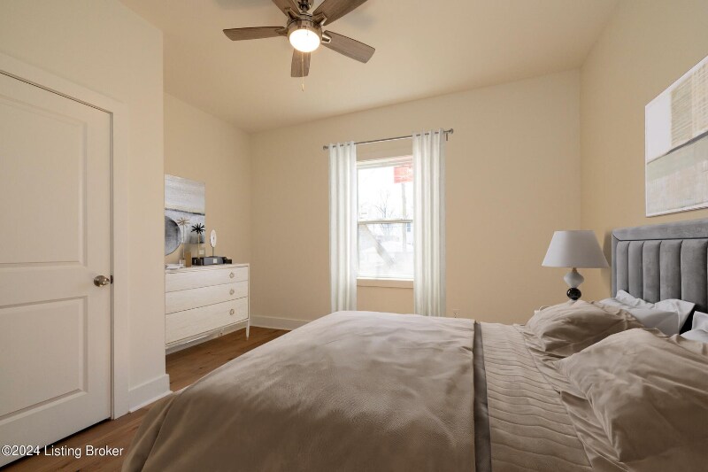 Building Photo - 426 E Oak St