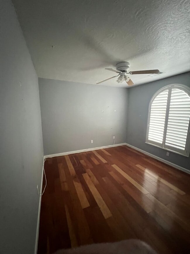 Building Photo - Executive Rental