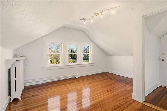 Building Photo - 31 Bayside Ave