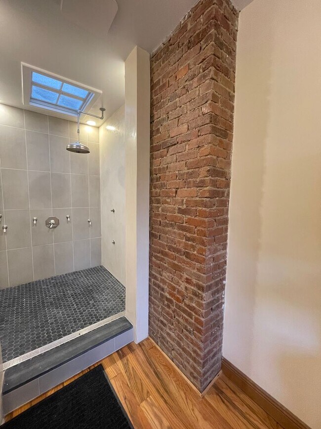 Building Photo - Renovated 3 Bedroom 2 Bathroom House Across From The Park