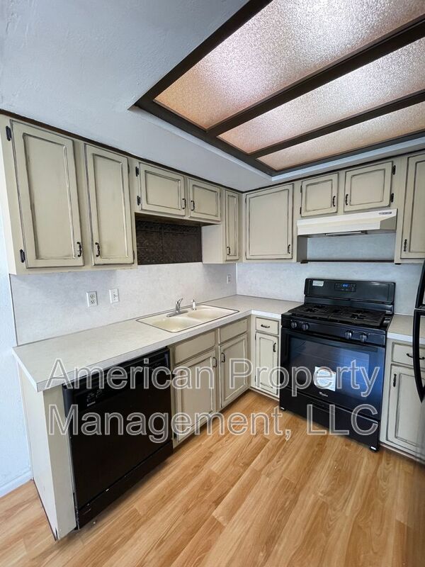 Building Photo - 6185 S Zunis Ave
