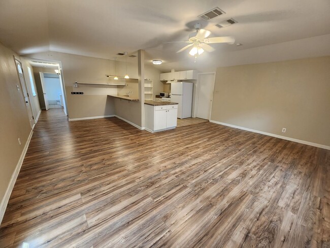 Building Photo - 608 Genard St