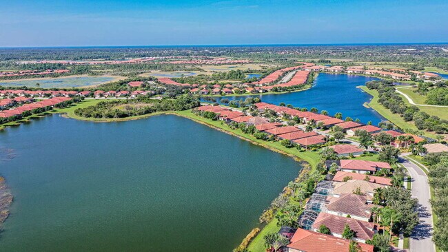 Building Photo - "Spacious 2-Bed, 2-Bath W/Den Condo Retrea...