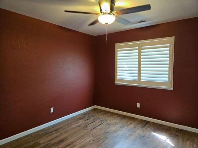 Building Photo - Charming 3BD/2BA Home in Quiet Cul-De-Sac with Solar & Included Landscaping