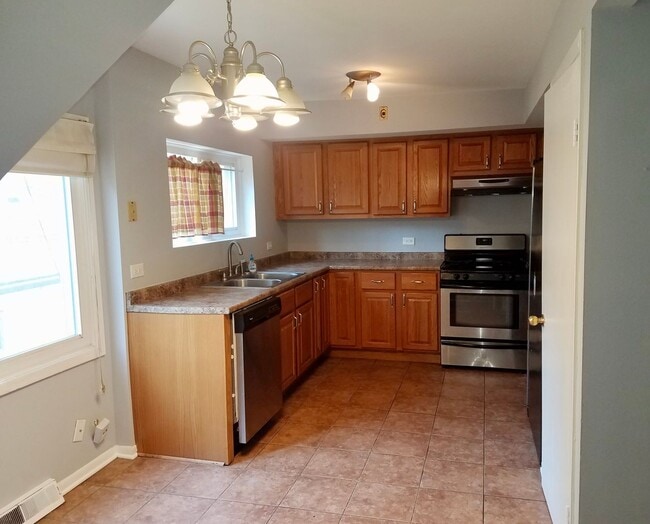 Building Photo - Cozy 3 bedroom 1.5 Bathroom Townhouse! Hardwood Throughout! Parking Included In Rent! Available f...