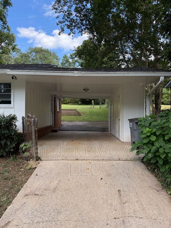 Building Photo - 16 Flower Dr