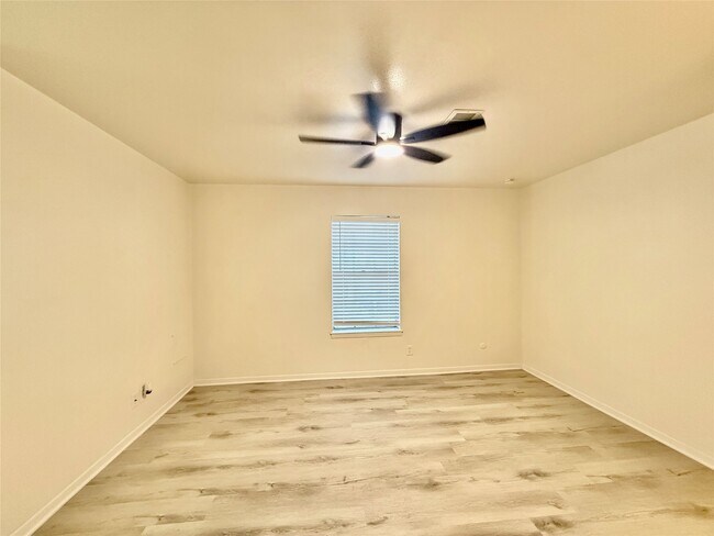 Building Photo - 6401 Skyline Dr