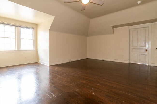 Building Photo - 1432 St James Ct