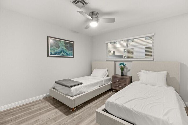 Building Photo - Updated 2-Bedroom Unit in Convenient Downtown Las Vegas Location