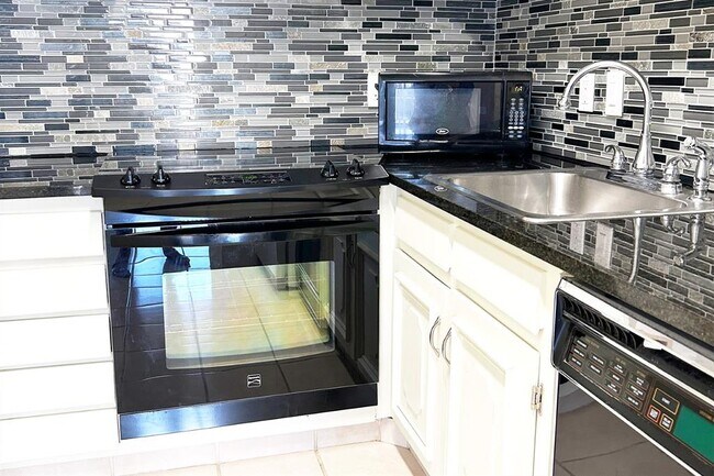 Building Photo - 1122 Colorado St