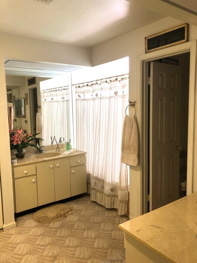 Building Photo - 7 Lexington Ln E