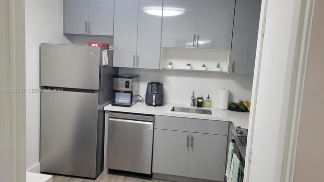 Building Photo - 4158 Inverrary Dr