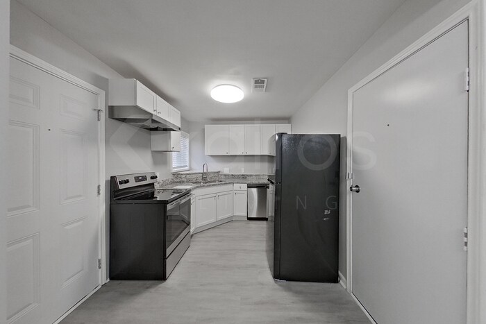 Building Photo - 230 E Colonial Dr