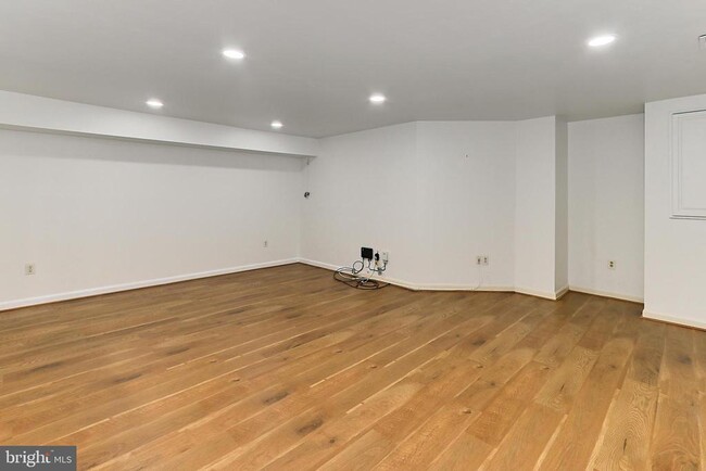 Building Photo - 4021 Lake Glen Rd