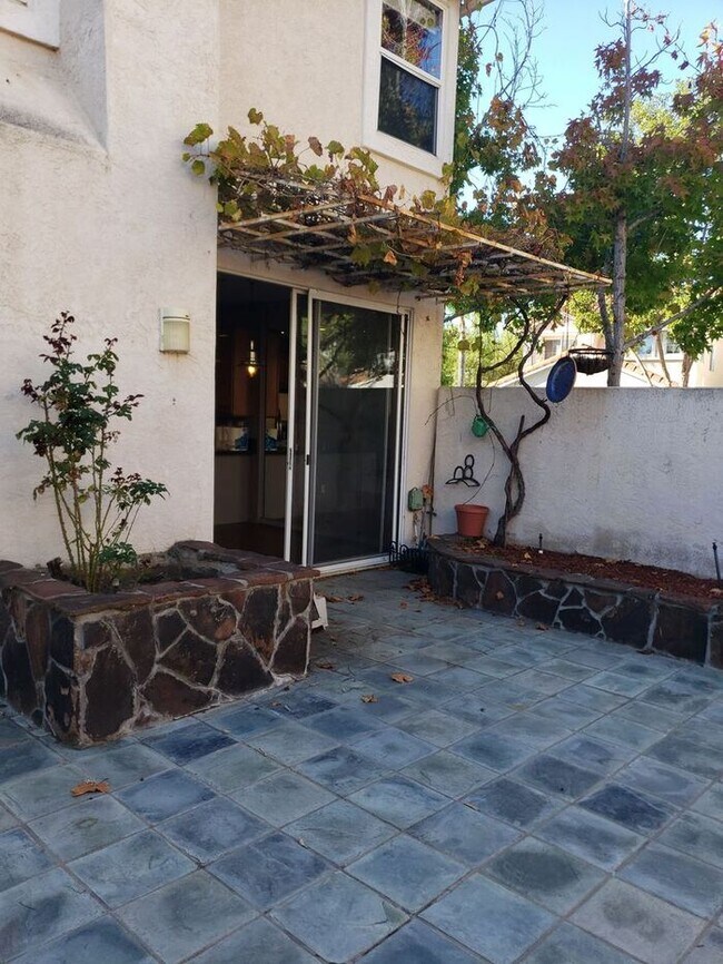 Building Photo - 3 Bedroom, 2.5 Bath Home in Sunset Glen (Mira Mesa)